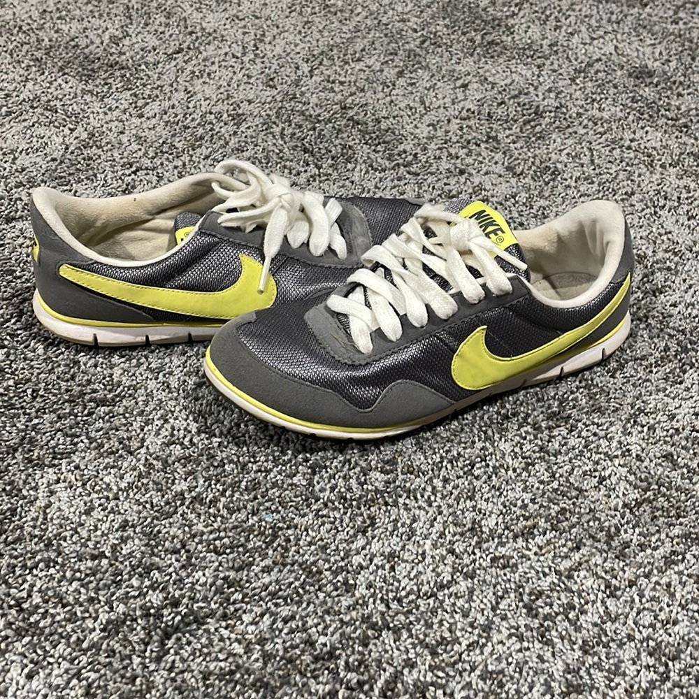 Nike casual shoe, great condition.